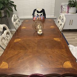 !!**Solid Wood Dining Table – Gently Used **!!