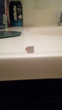 Mens 10 kt gold diamond earring