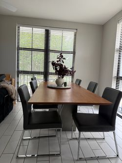 Modani dining table