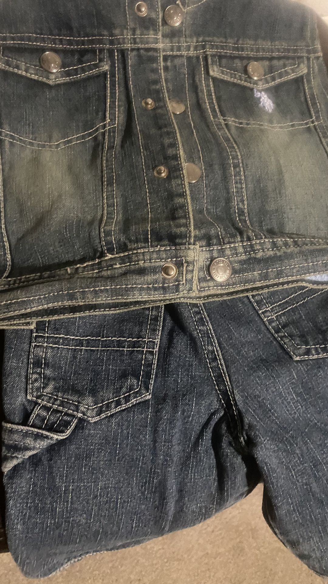 Boys polo 3 pcs set brand new still has price tags on it retail for $37.00 . It’s been packed away needs to be washed