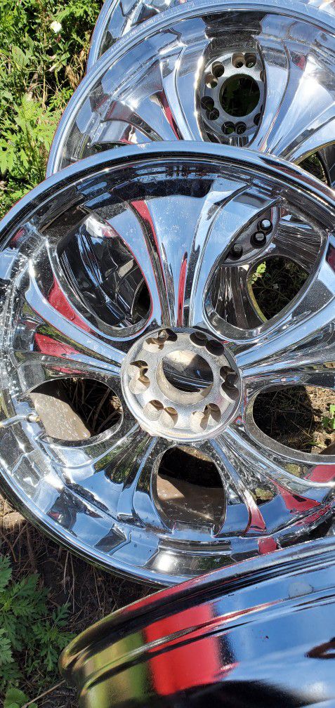 24-in Chrome Rims With No Scratches Or Dings Or Dents  4 For A Trade For Some 22 In Crime Whit Tiers Low Pros
