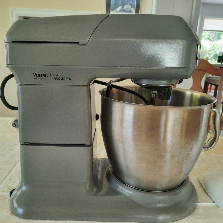 Viking Professional Stand Mixer 1000 Watts for Sale in Gig Harbor, WA