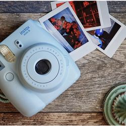 Fujifilm Instax Mini 8, Polaroid camera