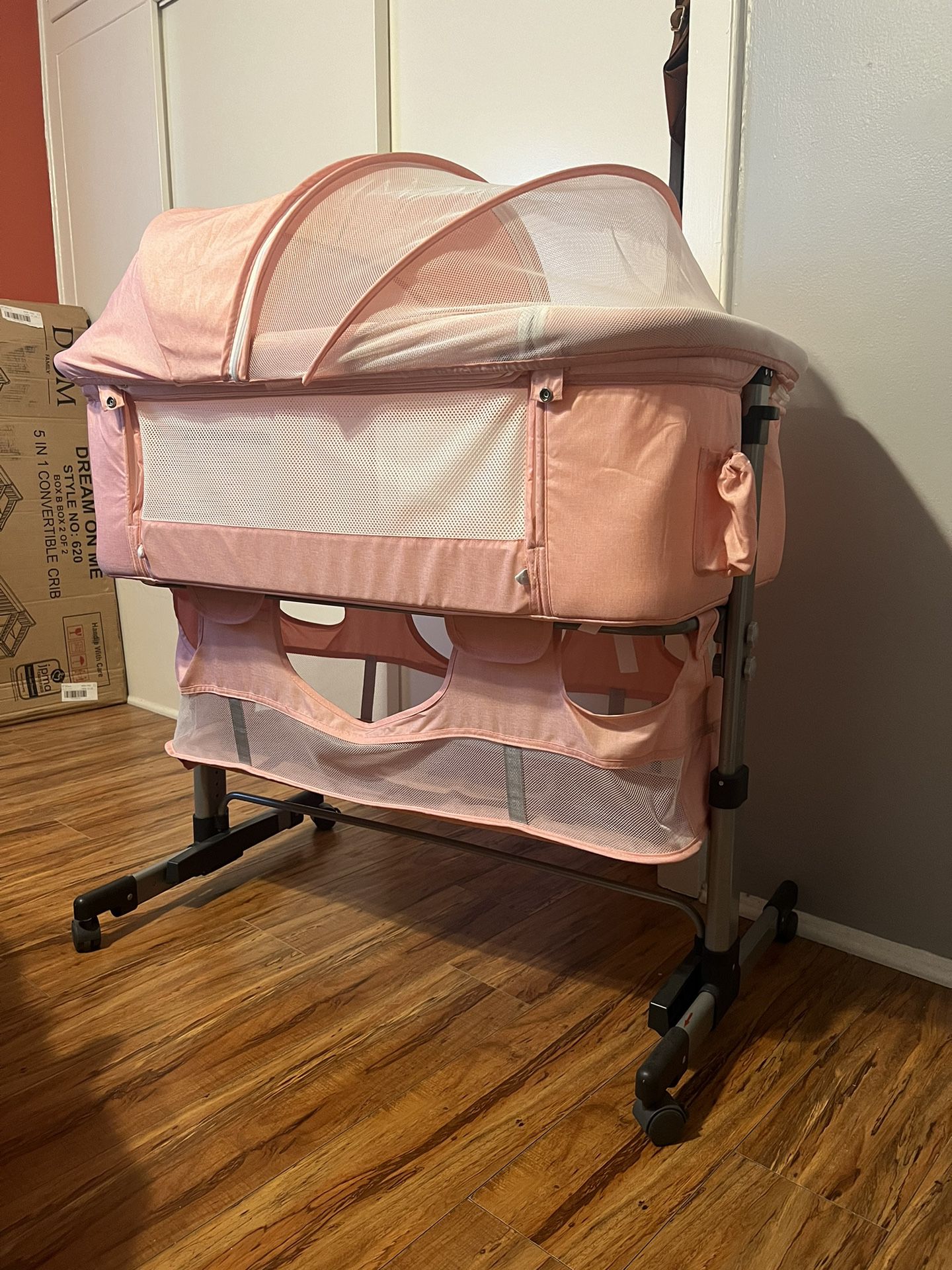 baby crib semi new. in good conditions