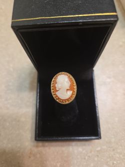 14 k gold cameo ring. Weight 6 grams