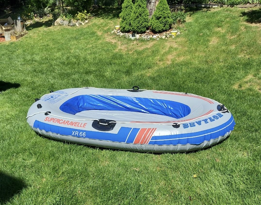 Inflatable Boat + 2 New Life Vests + 2 Paddles