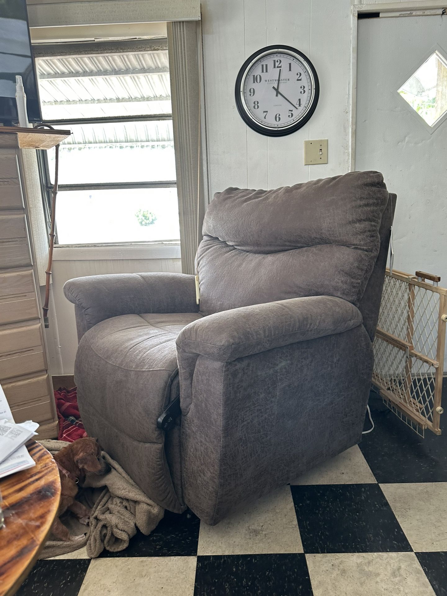 Laz Boy. Power Lift Recliner