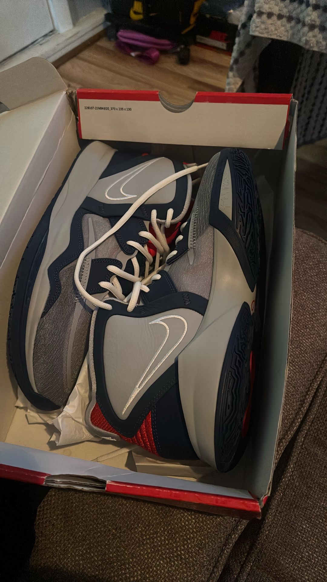 NIKE KYRIE INFINITY UCONN PE SIZE 12.5
