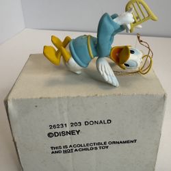 Beautiful Disney’s Mulan collectible ornament by Grolier (President’s Edition).  Comes with original box (some wear on corners).  Figure in excellent