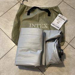 Intex Air Mattress Queen Size w/built In Pump