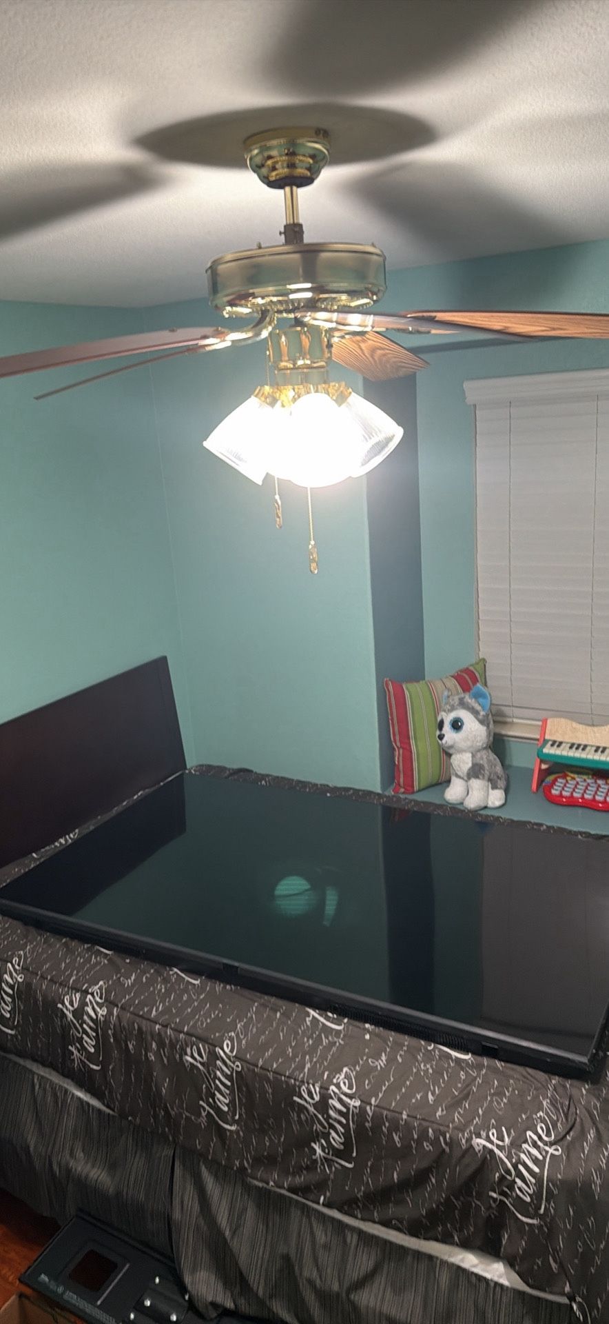 SAMSUNG TV (SIZE OF FULL SIZE BED !)