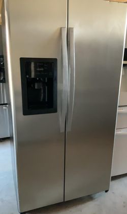 GE  Side-by-Side Stainless Steel Refrigerator Fridge
