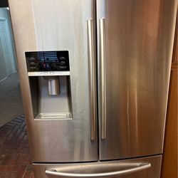 Samsung 28 cu ft Stainless Steel French Door Refrigerator – Ice & Water Dispenser