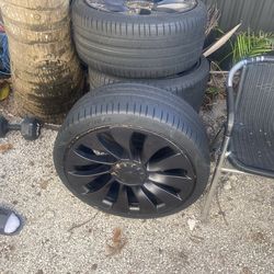 Tesla use tires wit rims