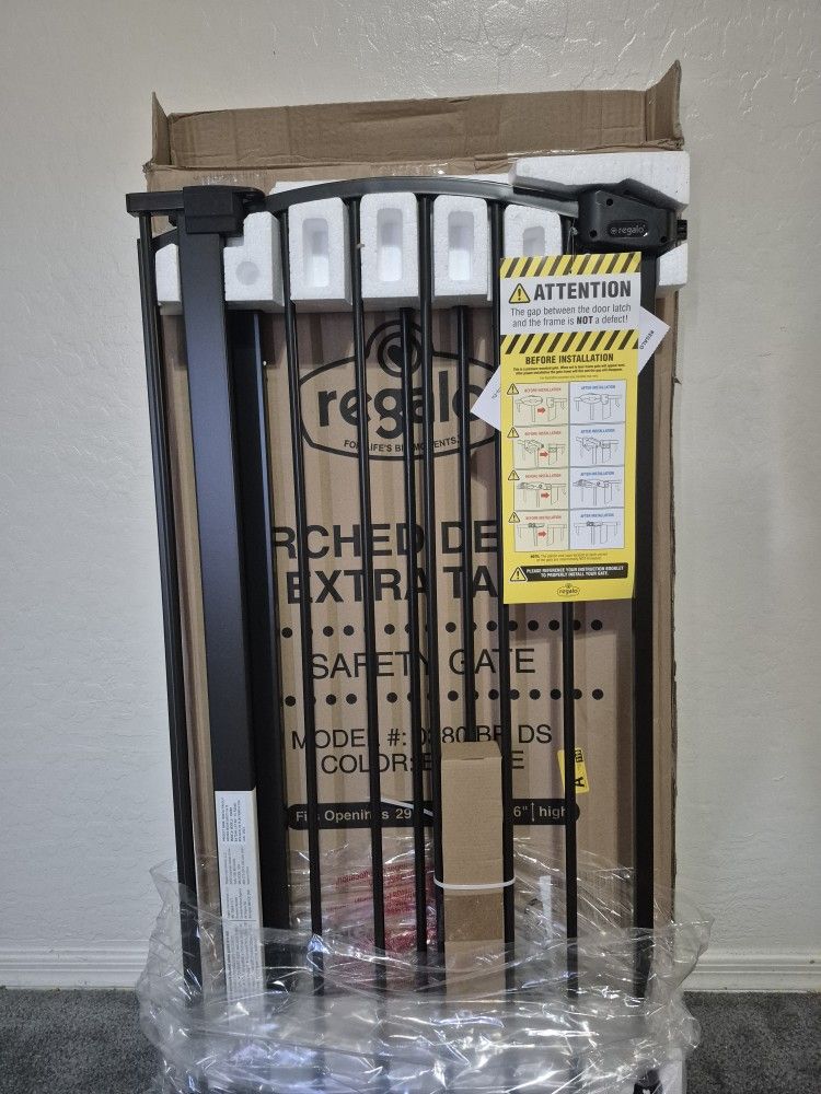 Brand New Regalo Arched Decor Safety Gate