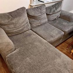 🚚 FREE DELIVERY ! Beautiful Grey Reversible Sectional Couch
