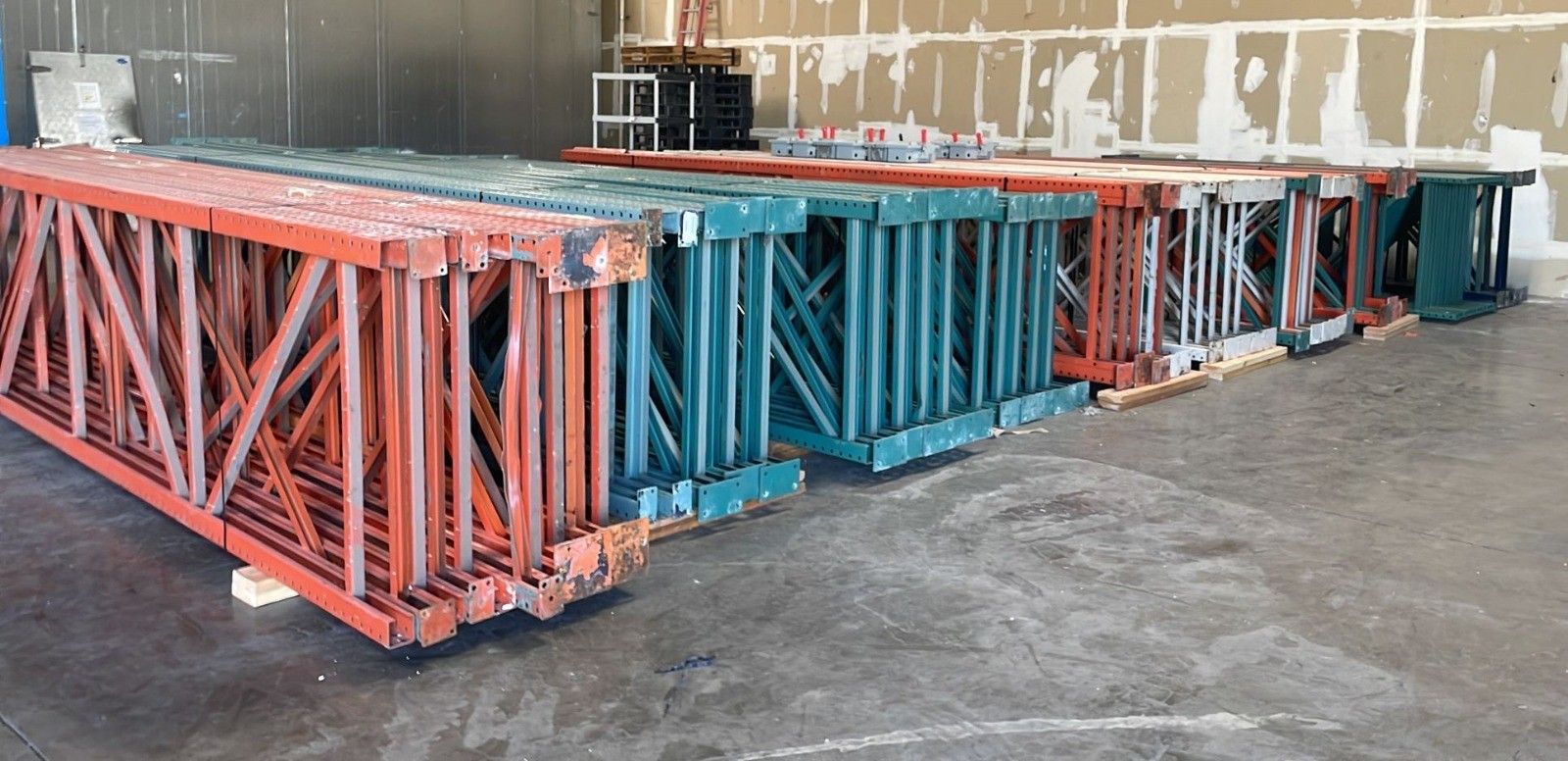 16FT x 42" TEARDROP PALLET RACKING UPRIGHTS