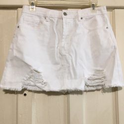 Forever 21 Los Angeles, White, Size: 27 Distressed denim,   5 pocket, front zip