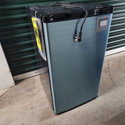 3.2 Cu Ft Mini Fridge with Freezer