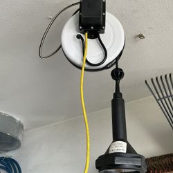 K&H Ind 30’ Retractable Light