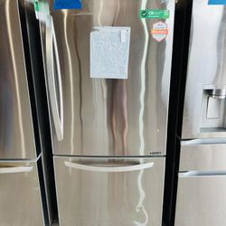 LG - 33-in Wide 25.5 Cu. Ft. Bottom Freezer Refrigerator with Ice Maker - Stainless Steel $749 
