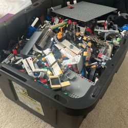 (Price Negociable) about 40 Pounds Of Legos From 2007 To Around 2014 Rare Pieces