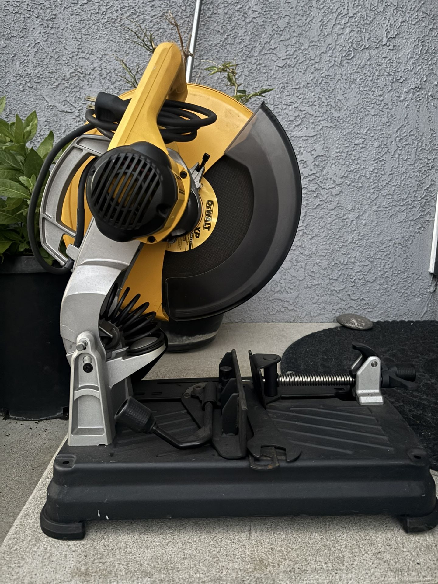 DEWALT Metal Cutting Saw, 14-Inch Steel Blade (DW872)