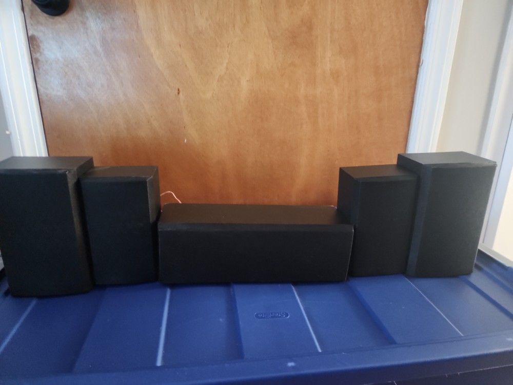 Insignia Surround Sound Speakers And Subwoofer