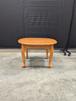 Classic Oval Hardwood Accent Table with Curved Legs