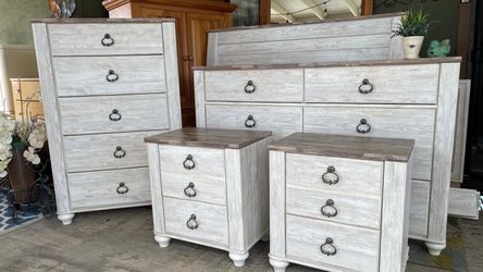 Gorgeous Aslhey Queen bedroom set all incluid