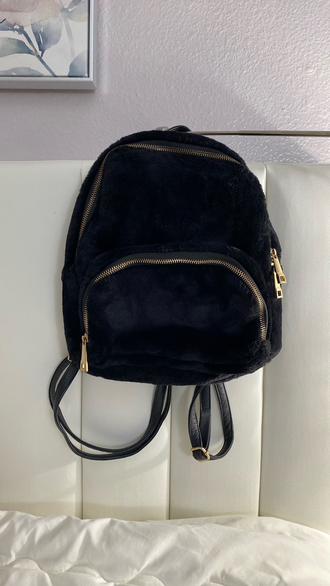 Black Backpack Faux Fur/ Bolsa DePeluche Negra