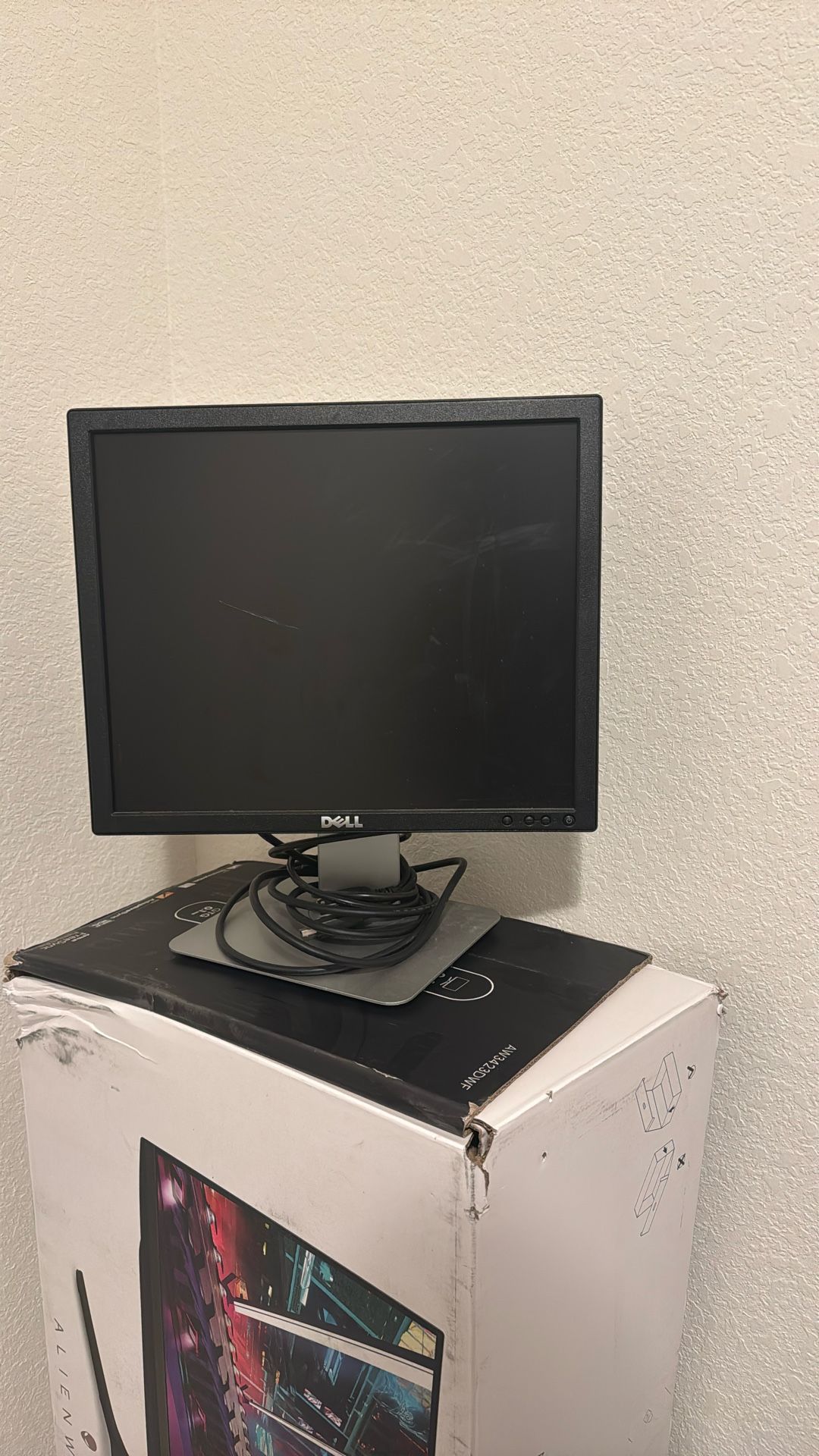 2 PC monitors