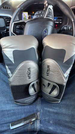Venum Challenger 4.0 Scales Boxing Gloves 16oz