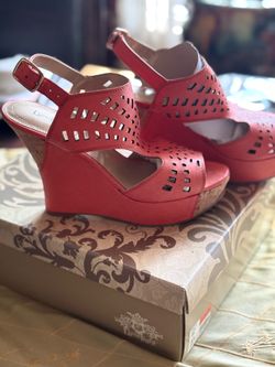 Limelight Alaycia Coral Laser-Cut Wedge Sandals – Size 8.5M