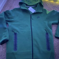 Authentic Green Nike Tech Fleece Set – Clean & Stylish
