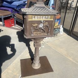  vintage-style freestanding decorative mailbox Aluminum