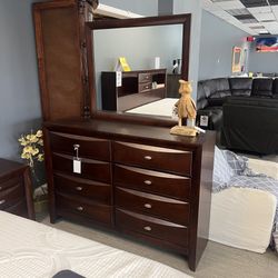 Merlot Eight Drawer Dresser - Emily USB