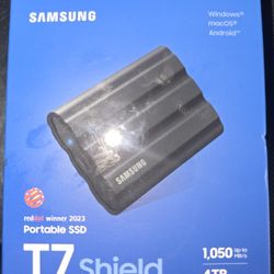 Samsung - T7 Shield 4TB External USB 3.2 Gen 2 Rugged SSD IP65 Water Resistant - Black