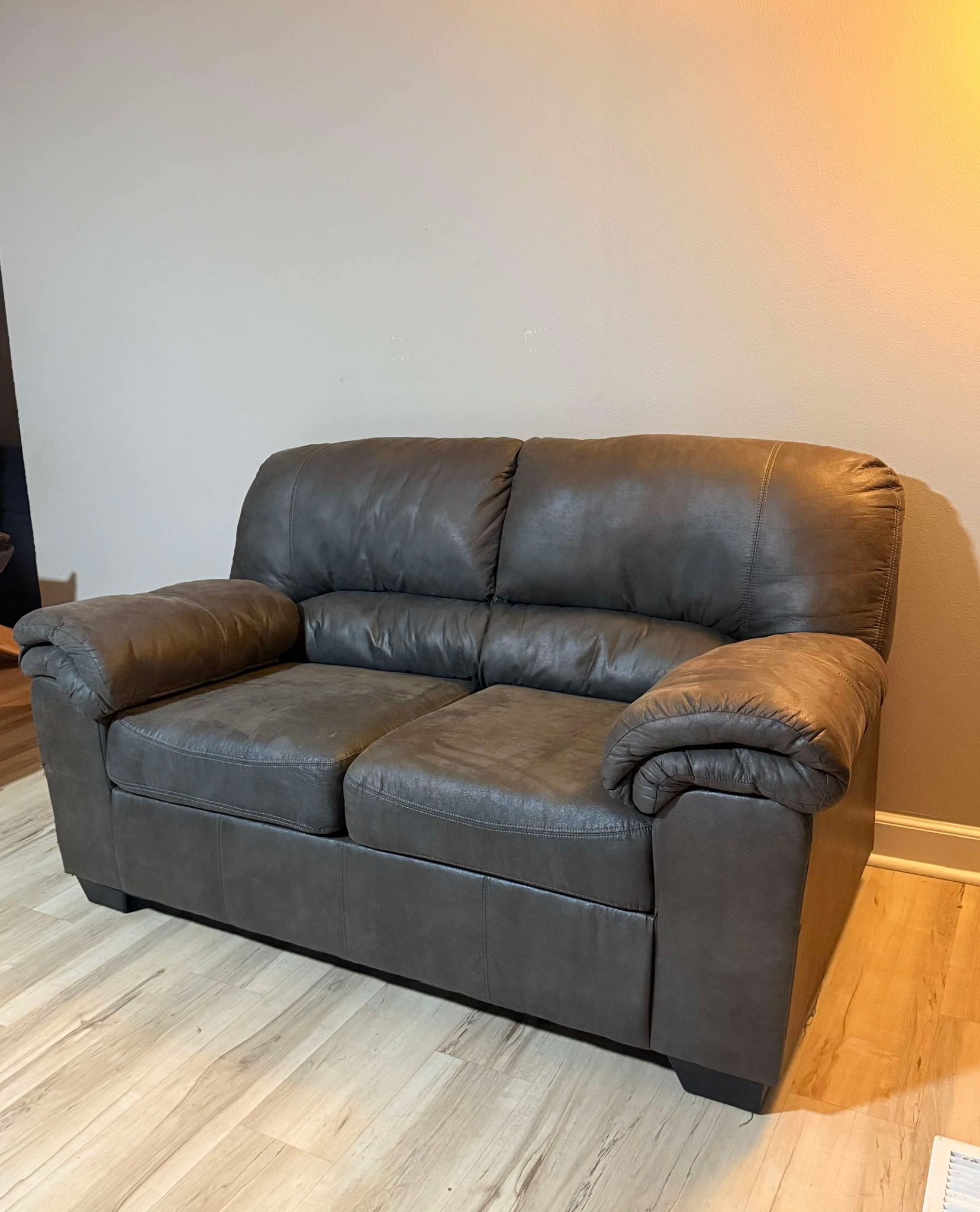 Beautiful Loveseat Sofa 🛋️