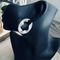 🩶 Wavy Silver Toned Diamond Cut Hoop Earrings