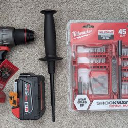 Milwaukee Drill and SHOCKWAVE Screw Driver Bit Set
