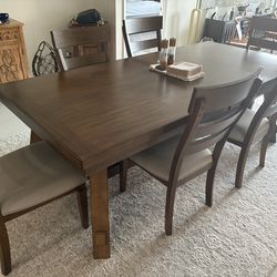 Magnificent real wood dining room table with built-in leaf