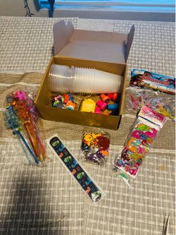 Dinosaur Party Favors! Set of 9! Brand new! See all pics!