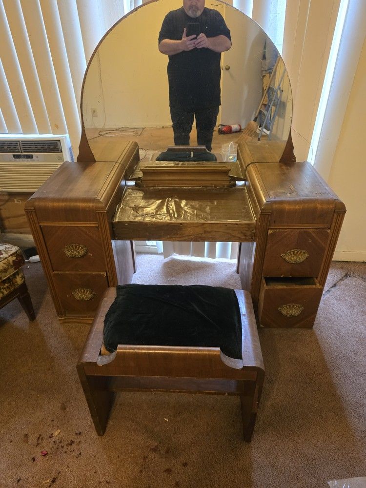Free Beatiful Antique Make-up Table And Chair