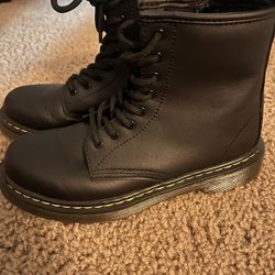 Dr. Martens Size 2Y
