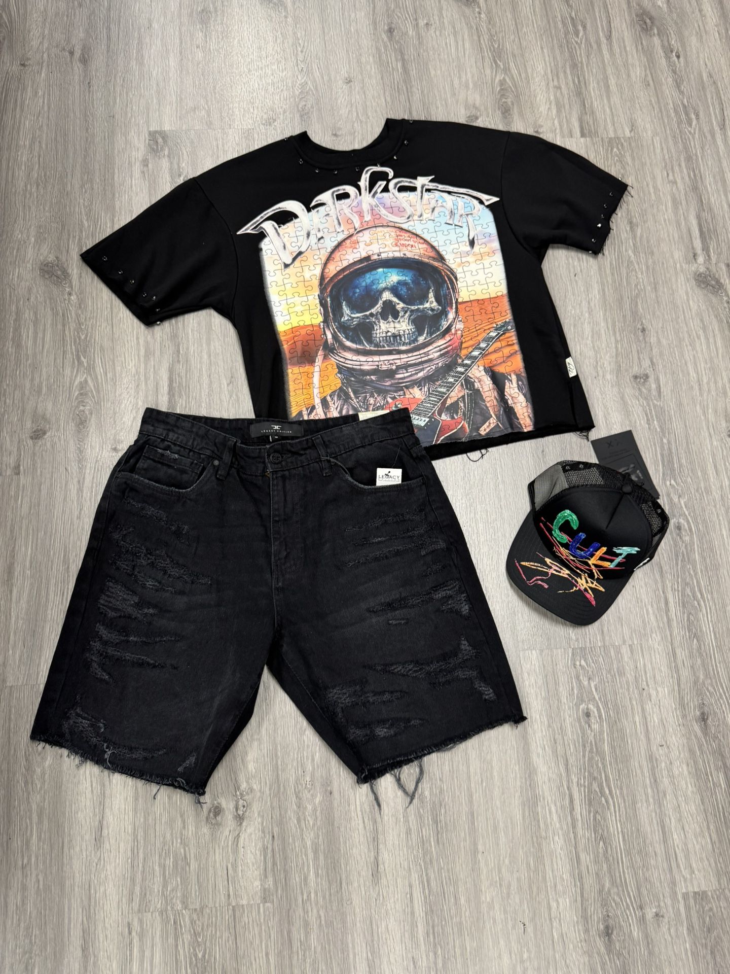 T SHIRT HAT AND JEANS 120$ Everything TODO 120$