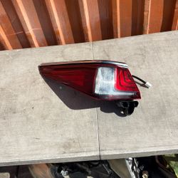 2019-2025 Lexus Es Tail Light 