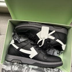 Off-white out of office black, white, grey Size: EU (45) US (11 )