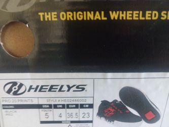 New in box  big kids youth size 5 heelys