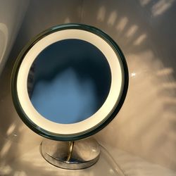 magnifying light mirror